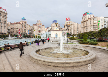 Platz der Unabhängigkeit, Maidan Nezalezhnosti, im Zentrum von Kiew, Ukraine mit Lyadski Tor, Brunnen und Sowjet-Stil Gebäude Stockfoto