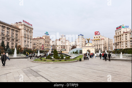 Platz der Unabhängigkeit, Maidan Nezalezhnosti, im Zentrum von Kiew, Ukraine mit Lyadski Tor, Brunnen und Sowjet-Stil Gebäude Stockfoto