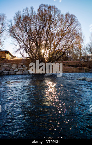 Arkansas Fluß läuft durch die historische Innenstadt von den kleinen Berg Stadt Salida, Colorado, USA Stockfoto