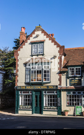 Das Signalhorn Coaching Inn, ein traditionelles Pub in Yarmouth, Isle Of Wight, Großbritannien an einem sonnigen Tag mit strahlend blauem Himmel Stockfoto