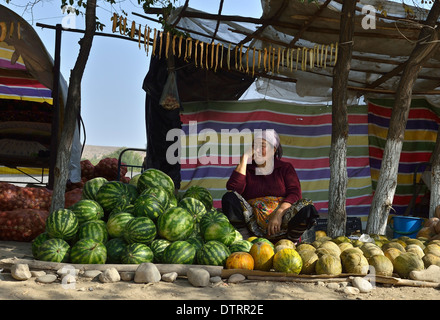 Am Straßenrand Obst Stall, Fergana-Tal, Kirgisistan Stockfoto