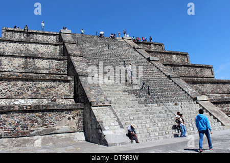 Der erste Teil des Mondes Pyramide, Pyramiden von Teotihuacan, Mexiko - alten aztekischen Website Treppenaufstiegs Stein Stockfoto