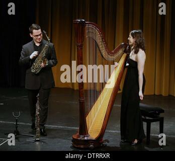 (140224)--FRANKFURT, 24. Februar 2014 (Xinhua) - Jerusalem Duo von Hila Ofek (Harfe) und Andre Tsirlin (Saxophon) "Sprache der Seele" im internationalen Theater in Frankfurt am Main, Deutschland, am 23. Februar 2014 durchzuführen. Gewinner der 6. israelischen International Music Competition in London, und die 3d TEREM-CROSSOVER-Wettbewerb in Sankt Petersburg, die Jerusalem-Duo ist eine einzigartige Stimme, die über die Grenzen der herkömmlichen Musik-Genres hinausgeht. Das musikalische Programm der Jerusalem-Duo ist eine gut gemachte Mischung zwischen musikalischen Welten: klassische, traditionelle jüdische Musik sowie Tango und Stockfoto