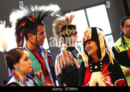 Vancouver, Kanada. 23. Februar 2014. Aborigines teilnehmen an die Native Indian Pow Wow im Rahmen des jährlichen Talking Stick Aboriginal Arts Festival in Vancouver, Kanada, am 23. Februar 2014. Talking Stick Festival ist eine zweiwöchige Feier, zur Erhaltung und Förderung der sprach-, Kultur- und Kunstformen der First Nations Menschen durch die Entwicklung und die Traditionen der Aborigine aus Musik, Tanz und Geschichtenerzählen in eine moderne und unterhaltsame Weise zu präsentieren. Bildnachweis: Sergei Bachlakov/Xinhua/Alamy Live-Nachrichten Stockfoto