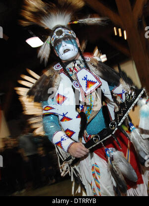 Vancouver, Kanada. 23. Februar 2014. William White Buffalo von Cree Nation tanzt im Native Indian Pow Wow im Rahmen des jährlichen Talking Stick Aboriginal Arts Festival in Vancouver, Kanada, am 23. Februar 2014. Talking Stick Festival ist eine zweiwöchige Feier, zur Erhaltung und Förderung der sprach-, Kultur- und Kunstformen der First Nations Menschen durch die Entwicklung und die Traditionen der Aborigine aus Musik, Tanz und Geschichtenerzählen in eine moderne und unterhaltsame Weise zu präsentieren. Bildnachweis: Sergei Bachlakov/Xinhua/Alamy Live-Nachrichten Stockfoto