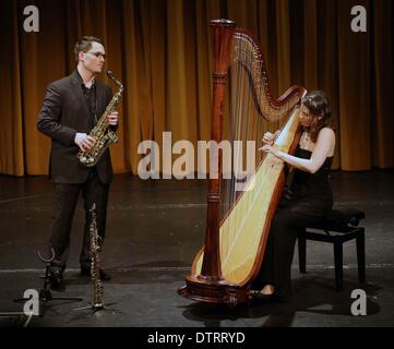 (140224)--FRANKFURT, 24. Februar 2014 (Xinhua) - Jerusalem Duo von Hila Ofek (Harfe) und Andre Tsirlin (Saxophon) "Sprache der Seele" im internationalen Theater in Frankfurt am Main, Deutschland, am 23. Februar 2014 durchzuführen. Gewinner der 6. israelischen International Music Competition in London, und die 3d TEREM-CROSSOVER-Wettbewerb in Sankt Petersburg, die Jerusalem-Duo ist eine einzigartige Stimme, die über die Grenzen der herkömmlichen Musik-Genres hinausgeht. Das musikalische Programm der Jerusalem-Duo ist eine gut gemachte Mischung zwischen musikalischen Welten: klassische, traditionelle jüdische Musik sowie Tango und Stockfoto