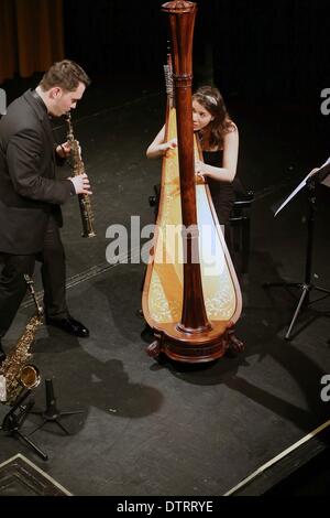 (140224)--FRANKFURT, 24. Februar 2014 (Xinhua) - Jerusalem Duo von Hila Ofek (Harfe) und Andre Tsirlin (Saxophon) "Sprache der Seele" im internationalen Theater in Frankfurt am Main, Deutschland, am 23. Februar 2014 durchzuführen. Gewinner der 6. israelischen International Music Competition in London, und die 3d TEREM-CROSSOVER-Wettbewerb in Sankt Petersburg, die Jerusalem-Duo ist eine einzigartige Stimme, die über die Grenzen der herkömmlichen Musik-Genres hinausgeht. Das musikalische Programm der Jerusalem-Duo ist eine gut gemachte Mischung zwischen musikalischen Welten: klassische, traditionelle jüdische Musik sowie Tango und Stockfoto