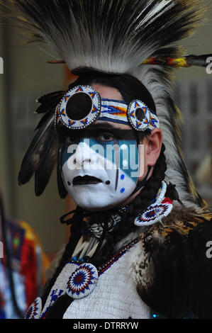 Vancouver, Kanada. 23. Februar 2014. William White Buffalo von Cree Nation Posen während der Native Indian Pow Wow im Rahmen des jährlichen Talking Stick Aboriginal Arts Festival in Vancouver, Kanada, am 23. Februar 2014. Talking Stick Festival ist eine zweiwöchige Feier, zur Erhaltung und Förderung der sprach-, Kultur- und Kunstformen der First Nations Menschen durch die Entwicklung und die Traditionen der Aborigine aus Musik, Tanz und Geschichtenerzählen in eine moderne und unterhaltsame Weise zu präsentieren. Bildnachweis: Sergei Bachlakov/Xinhua/Alamy Live-Nachrichten Stockfoto