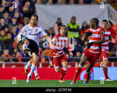 Valencia, Spanien. 23. Februar 2014. Mittelfeldspieler Michel von Valencia CF (L) Pausen nach vorne während der La Liga-Spiel zwischen Valencia und Granada im Mestalla-Stadion, Valencia-Credit: Action Plus Sport/Alamy Live News Stockfoto