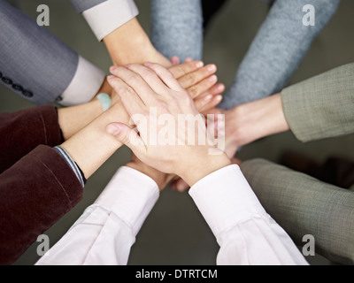 Team von Geschäftsleuten, die Einheit von Händen Zusammenstellung zeigt. Stockfoto