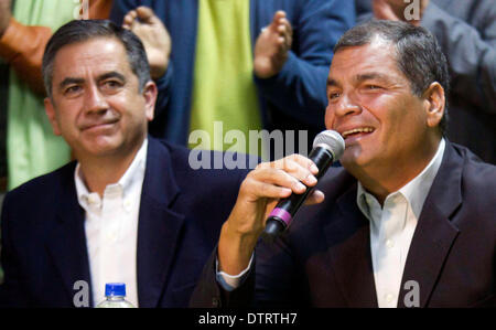 Quito, Ecuador. 23. Februar 2014. Ecuadors President Rafael Correa (R) und die Kandidatur um die Quito Bürgermeisteramt, Augusto Barrera (L), nach Erhalt der Ergebnisse der provinziellen und städtischen Wahl, am Sitz der Pais Alliance Party in der Stadt von Quito, Hauptstadt von Ecuador, am 23. Februar 2014 zu reagieren. Der Kandidat der Opposition Mauricio Rodas gewann die Wahl für die Quito Bürgermeisteramt, laut Lokalpresse. Bildnachweis: Santiago Armas/Xinhua/Alamy Live-Nachrichten Stockfoto