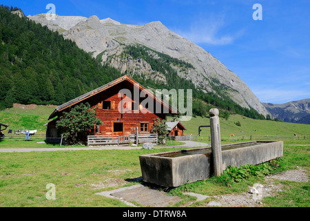 Alpine Haus und Brunnen, Grosser Ahornboden Karwendel-Park, Eng-Tal, Tirol, Österreich Stockfoto