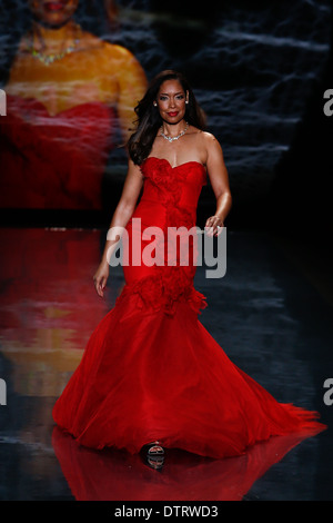 Schauspielerin Gina Torres trägt Marchesa auf dem Laufsteg bei Go Red für Frauen - The Heart Wahrheit Red Dress Collection-Fashion-Show. Stockfoto