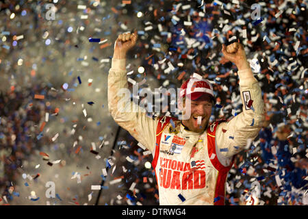 Daytona Beach, Florida, USA. 23. Februar 2014. Daytona Beach, FL - 23. Februar 2014: Dale Earnhardt Jr. (88) gewinnt das Daytona 500 am Daytona International Speedway in Daytona Beach, FL. Credit: Csm/Alamy Live-Nachrichten Stockfoto