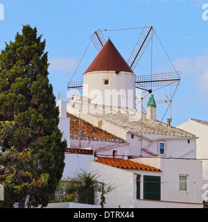 Windmühle in Es Mercadal - Kleinstadt auf Menorca, Balearen, Spanien Stockfoto