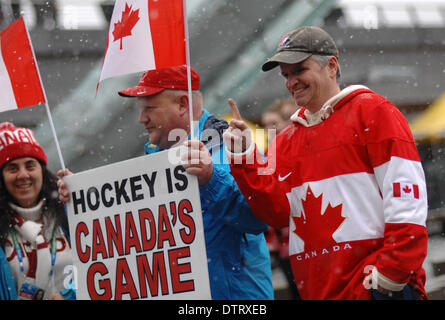 Vancouver, Kanada. 23. Februar 2014. Nachtschwärmer versammeln, um dem kanadischen Erfolg bei Olympischen Spielen in Sotschi 23. Februar 2014 in Vancouver, Kanada feiern. Die Vancouver olympischen Kessel wurde am 23. Februar 2014, Kanadas Erfolg bei den Olympischen Spielen 2014 in Sotschi zu feiern relit. Bildnachweis: Sergei Bachlakov/Xinhua/Alamy Live-Nachrichten Stockfoto