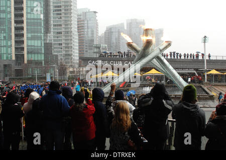 Vancouver, Kanada. 23. Februar 2014. Die Menschen sehen die Beleuchtung von Vancouver olympischen Kessel während der Feierlichkeiten Kanadas Erfolge bei Olympischen Spielen in Sotschi 23. Februar 2014 in Vancouver, Kanada. Die Vancouver olympischen Kessel wurde am 23. Februar 2014, Kanadas Erfolg bei den Olympischen Spielen 2014 in Sotschi zu feiern relit. Bildnachweis: Sergei Bachlakov/Xinhua/Alamy Live-Nachrichten Stockfoto