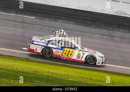 Daytona Beach, Florida, USA. 23. Februar 2014. Daytona Beach, FL - 23. Februar 2014: Dale Earnhardt Jr. (88) gewinnt das Daytona 500 am Daytona International Speedway in Daytona Beach, FL. Credit: Csm/Alamy Live-Nachrichten Stockfoto