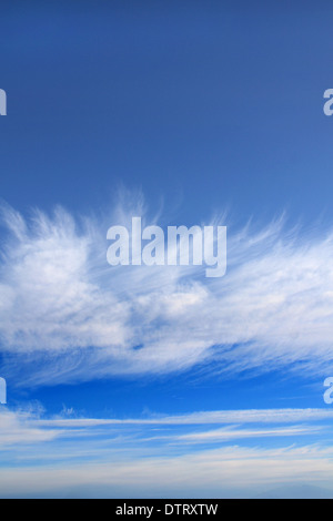 viel blauer Himmel und Wolkenfetzen Stockfoto