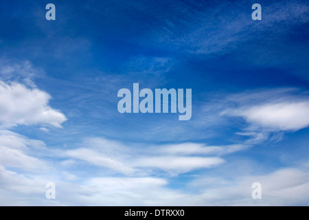 schönen blauen Himmel mit geschwollenen weißen Wolken Stockfoto