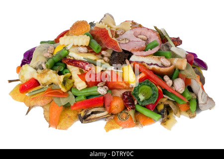 Auf einem weißen Tisch liegt einen Haufen von verdorbenem Essen Verschwendung Nahaufnahme Konzept Stockfoto