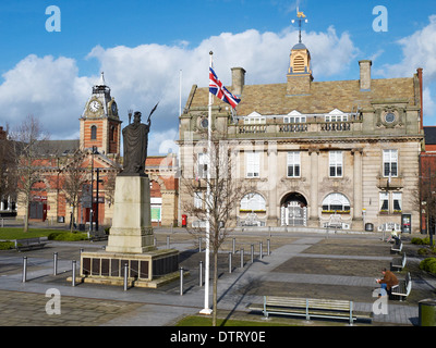 Markthalle und Stadtgebäude mit Kriegerdenkmal in Crewe-Hésshire, Großbritannien Stockfoto