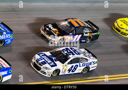 Daytona Beach, Florida, USA. 23. Februar 2014. Daytona Beach, NC - 23. Februar 2014: Denny Hamlin (11) und Jimmie Johnson (48) Kampf um die Position im Daytona 500 Rennen auf dem Daytona International Speedway in Daytona Beach, North Carolina. Bildnachweis: Csm/Alamy Live-Nachrichten Stockfoto