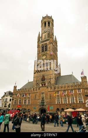 Die Belfort oder Glockenturm ist einem mittelalterlichen Turm, erbaut im 13.. Jahrhundert steht im Markt in Brügge Belgien Stockfoto