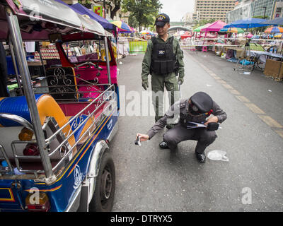 Bangkok, Thailand. 24. Februar 2014. Thailändische Polizei untersuchen die Szene einer Granate-Attacke, die Sonntag Abend im Stadtteil Ratchaprasong in Bangkok stattfand. Mindestens vier Personen, drei Kinder, starben in politischer Gewalt über das Wochenende in Thailand. Eine in der Provinz Trat, in der Nähe der kambodschanischen Grenze und drei in Bangkok an der Ratchaprasong-Protest-Website.  Explosion, starb über Nacht in einem Krankenhaus in Bangkok. Bildnachweis: ZUMA Press, Inc./Alamy Live-Nachrichten Stockfoto