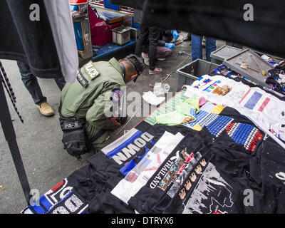 Bangkok, Thailand. 24. Februar 2014. Thailändische Polizei untersuchen die Szene einer Granate-Attacke, die Sonntag Abend im Stadtteil Ratchaprasong in Bangkok stattfand. Mindestens vier Personen, drei Kinder, starben in politischer Gewalt über das Wochenende in Thailand. Eine in der Provinz Trat, in der Nähe der kambodschanischen Grenze und drei in Bangkok an der Ratchaprasong-Protest-Website.  Explosion, starb über Nacht in einem Krankenhaus in Bangkok. Bildnachweis: ZUMA Press, Inc./Alamy Live-Nachrichten Stockfoto