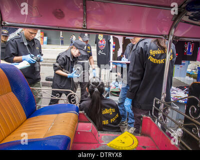 Bangkok, Thailand. 24. Februar 2014. Thailändische Polizei untersuchen die Szene einer Granate-Attacke, die Sonntag Abend im Stadtteil Ratchaprasong in Bangkok stattfand. Mindestens vier Personen, drei Kinder, starben in politischer Gewalt über das Wochenende in Thailand. Eine in der Provinz Trat, in der Nähe der kambodschanischen Grenze und drei in Bangkok an der Ratchaprasong-Protest-Website.  Explosion, starb über Nacht in einem Krankenhaus in Bangkok. Bildnachweis: ZUMA Press, Inc./Alamy Live-Nachrichten Stockfoto