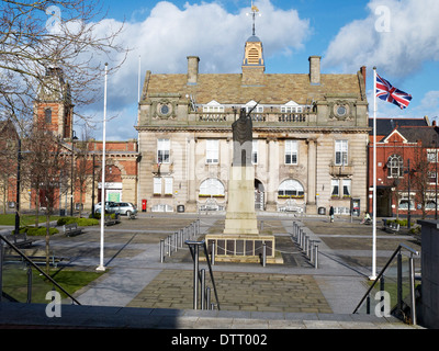 Gemeindehaus mit Kriegerdenkmal in Crewe Cheshire UK Stockfoto