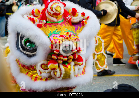 Bunte Gesicht des Lion Dance Kostüme auf das chinesische Neujahr Parade in Vancouvers Chinatown im Februar 2014. Stockfoto