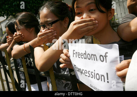 Manila, Philippinen. 24. Februar 2014. Studenten decken ihren Mund während einer Anti-Cybercrime Recht Protest vor dem obersten Gericht in Manila, Philippinen, am 24. Februar 2014. Die Philippine Supreme Court (SC) am 18. Februar erklärte konstitutionelle mehrere Bestimmungen in Republik Act 10175 oder Cybercrime Law einschließlich jener ein, die Online-Verleumdung bestraft. © Rouelle Umali/Xinhua/Alamy Live-Nachrichten Stockfoto