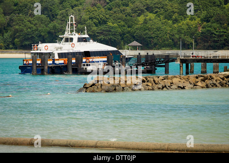 Fährverbindungen von Singapur Island Cruise am St. John Island Steg festgemacht, um Fahrgäste betrieben Stockfoto