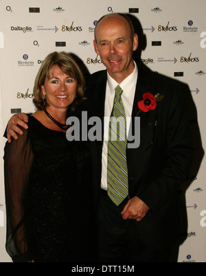 Rugby-Trainer Sir Clive Woodward mit Frau an der Cnacer Forschung Charity-Event in London Stockfoto