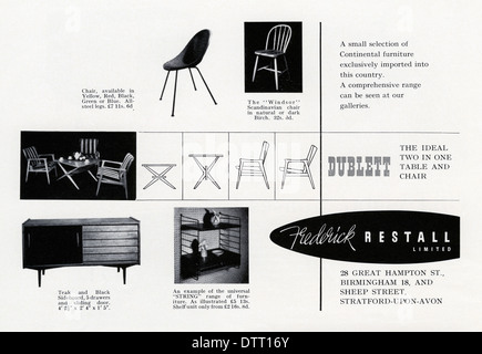 Alte Werbung für Möbel von Frederick Restall – mit Stühlen, Tischen und Sideboards aus der Mitte des Jahrhunderts. Der Werbespot erschien 1956 in einer Zeitschrift Stockfoto
