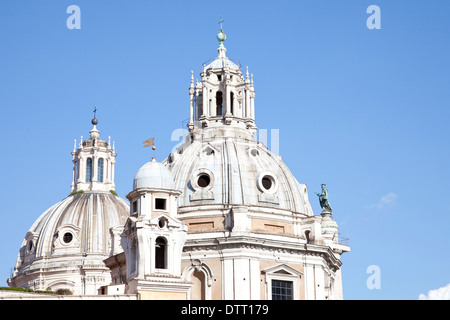 Kirche von Santa Maria di Loreto und Trajanssäule in Rom. Italien Stockfoto