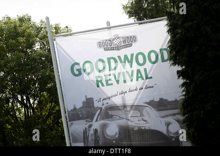 Ortseingangsschild für das Goodwood Revival 2013 Stockfoto