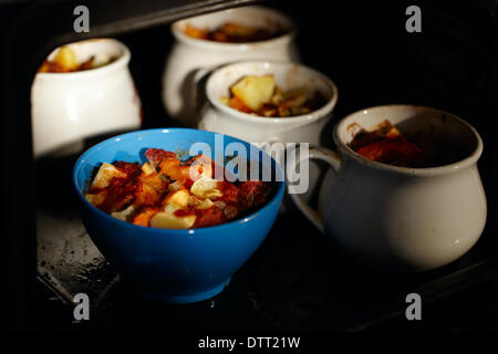 Hammel Fleisch und Kartoffeln im Topf gebacken. Stockfoto