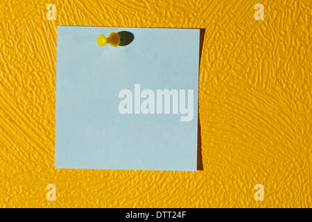 Rosa Aufkleber auf die gelbe Wand. Stockfoto