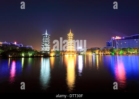 Twin Pagoden in Guilin in der Nacht Stockfoto