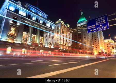 Lichtspuren auf der Straße in shanghai bund Stockfoto