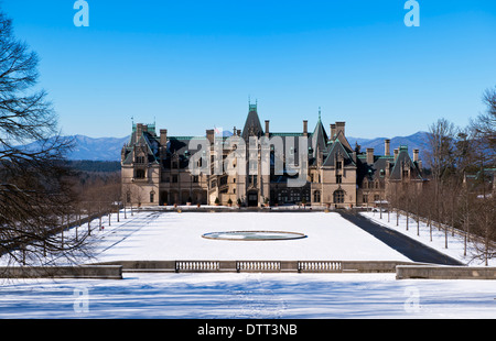 Das Biltmore Herrenhaus, Vorderansicht, mit Bergen im Hintergrund, Schnee auf dem Boden, Asheville North Carolina Stockfoto