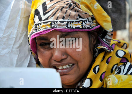 Dhaka, Bangladesch. 24. Februar 2014. Eine Frau trauert, wenn Angehörige von Opfern des Rana Plaza eine Demonstration in Savar, am Stadtrand von Dhaka bereitstellen. Die Überlebenden und ihre Angehörigen, die diejenigen am Montag das zehnmonatige Jubiläum Bangladeshs größte industrielle Tragödie, während viele Familien ausdrückliche Wut und Ärger wegen fehlender angemessene Hilfe markiert. Rana Plaza, einem achtstöckigen Gebäude, fünf Bekleidungsfabriken, zerbröckelte in einem Zement-Grab am 24. April 2013 in Savar am Rande der Hauptstadt Dhaka, tötet mehr als 1.130 Menschen, zumeist Arbeitskräfte. Bildnachweis: Xinhua/Alamy Live-Nachrichten Stockfoto