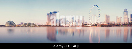 Panorama-Bild von Singapurs Skyline bei Sonnenaufgang. (genäht aus mehreren Bildern: Panorama) Stockfoto