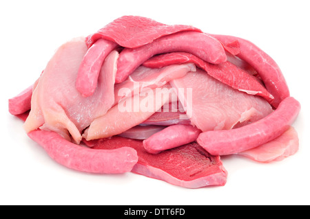 ein Haufen von verschiedenen rohes Fleisch, wie Rind und Türkei Filets und Fleisch Würstchen aus Schweinefleisch, auf weißem Hintergrund Stockfoto
