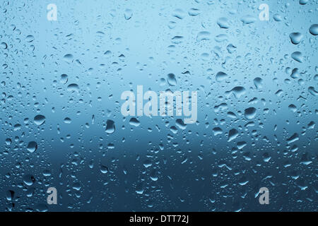 Wassertropfen auf Fenster nach dem Regen Stockfoto