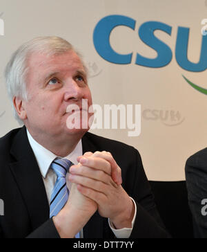 München, Deutschland. 24. Februar 2014. Horst Seehofer, Vorsitzender der christlich-soziale Union in Bayern (CSU), sitzt unter dem Logo seiner Partei vor Beginn der CSU-Vorstandssitzung in München, Deutschland, 24. Februar 2014. Foto: Peter Kneffel/Dpa/Alamy Live News Stockfoto