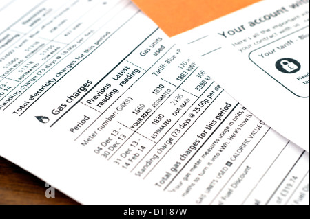 Eine Gas-Stromrechnung zeigt Gas Gebühren / Preise UK Stockfoto